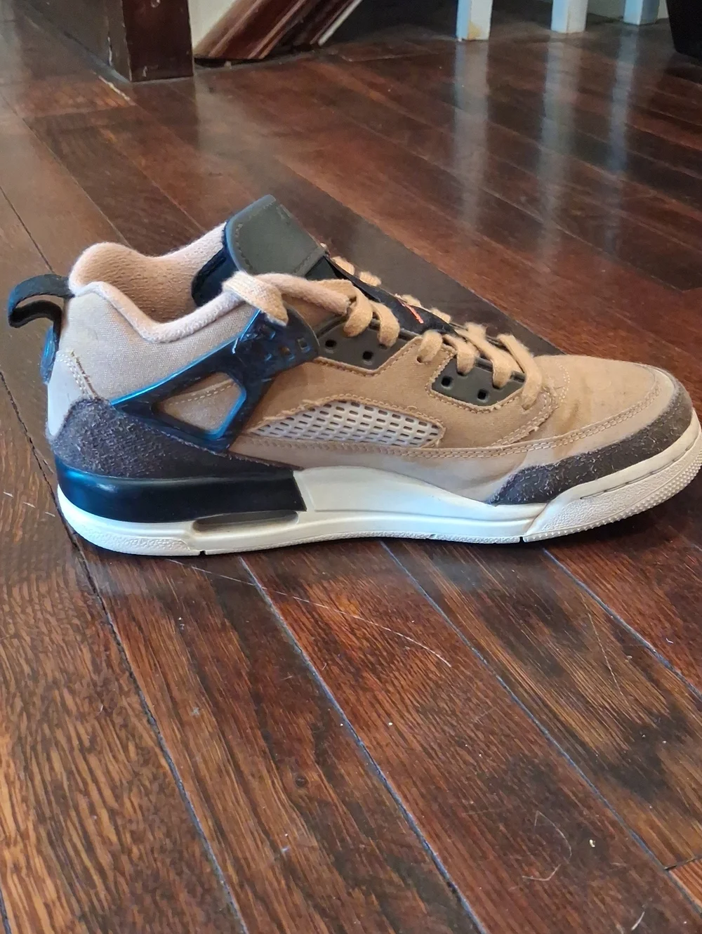 Big kids Jordan spizike low. NO BOX!